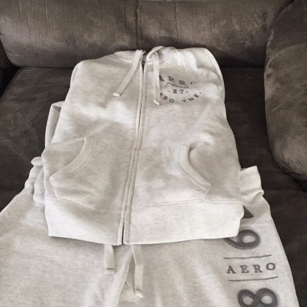 2 pairs of sweatpants and 2 matching hoodies. - Picture 3 of 4
